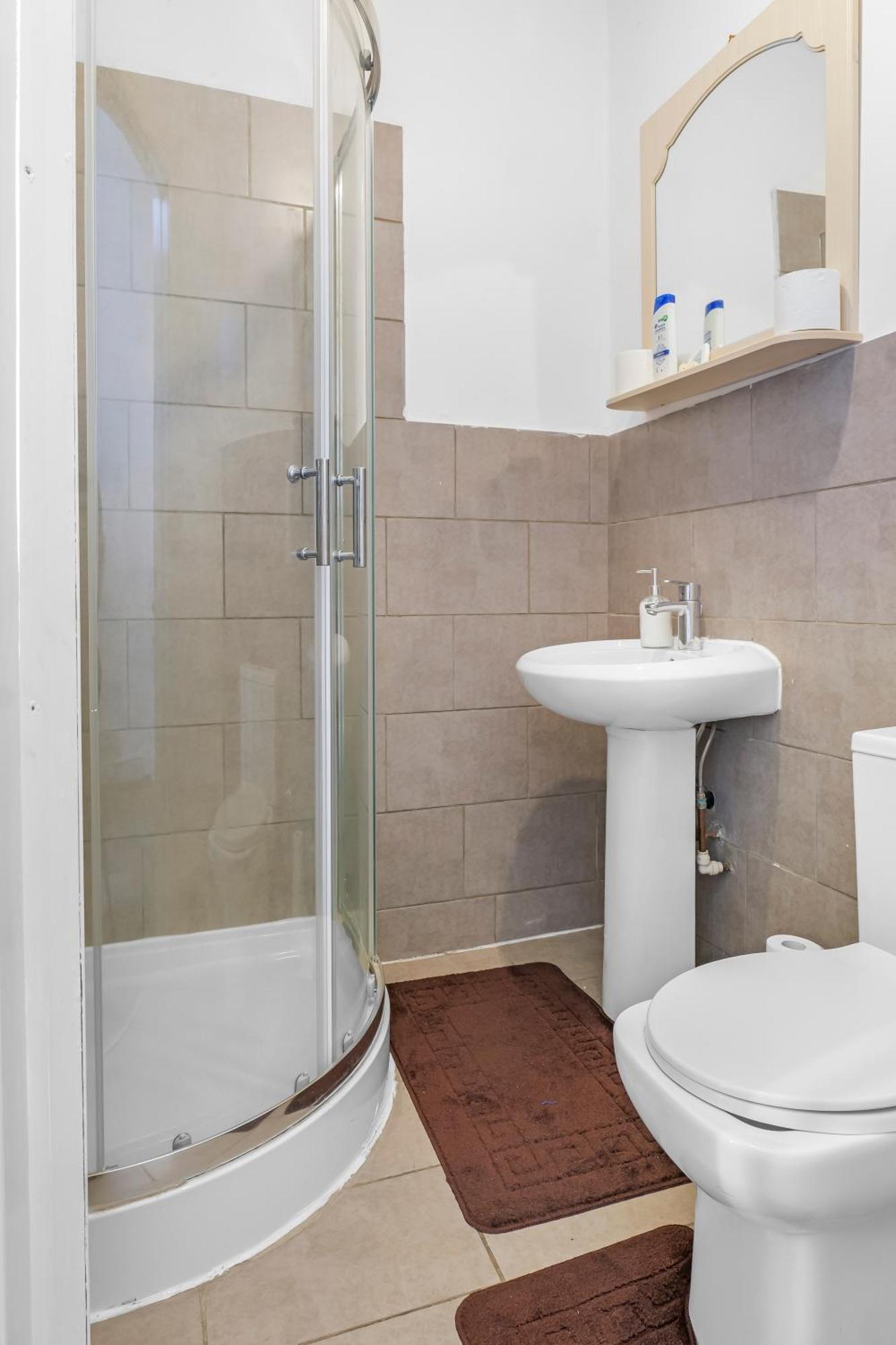 Rochdale 3 Bedroom House 2 Bath With Free Parking Sleeps 7 Exterior foto