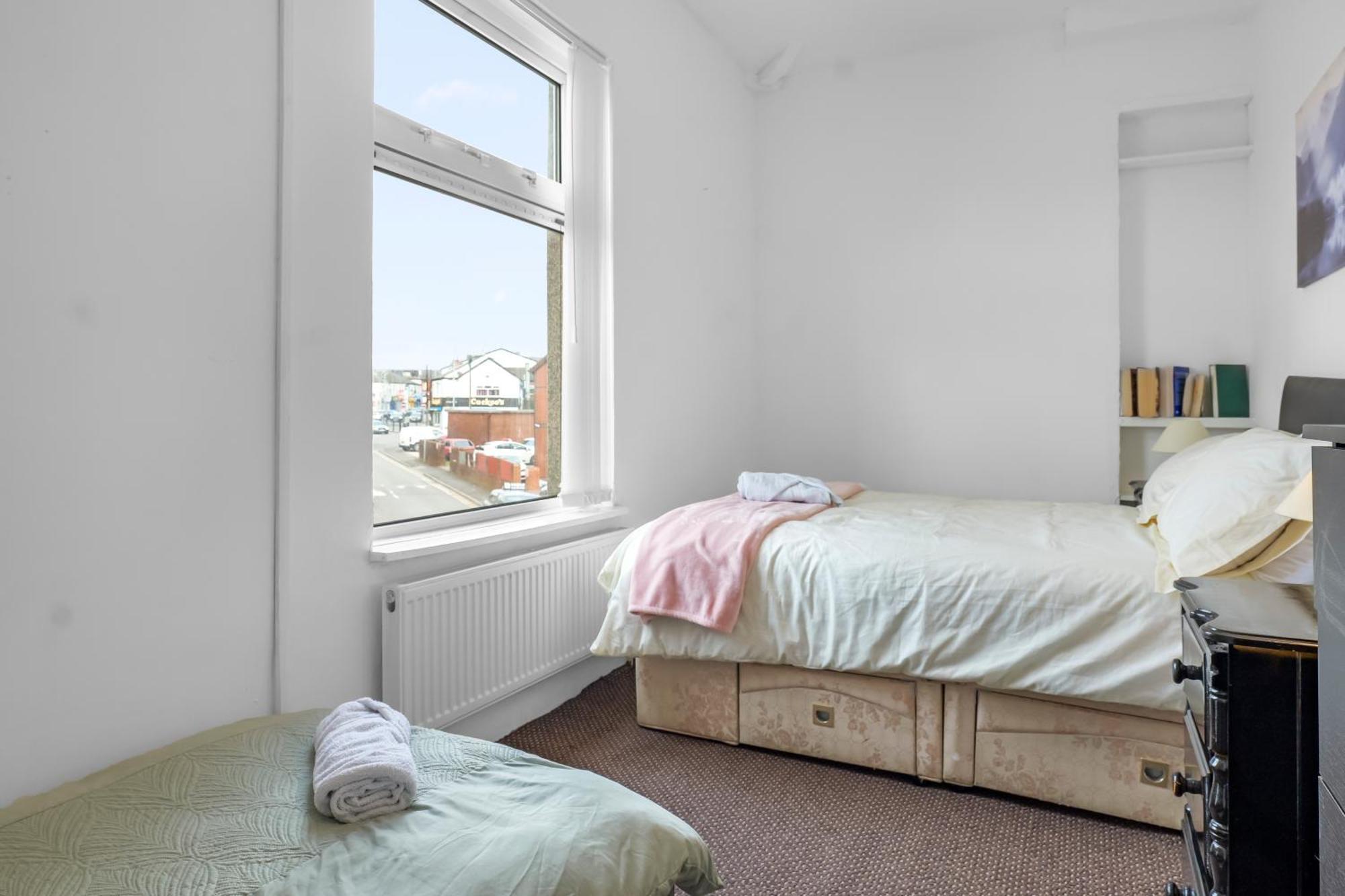 Rochdale 3 Bedroom House 2 Bath With Free Parking Sleeps 7 Exterior foto